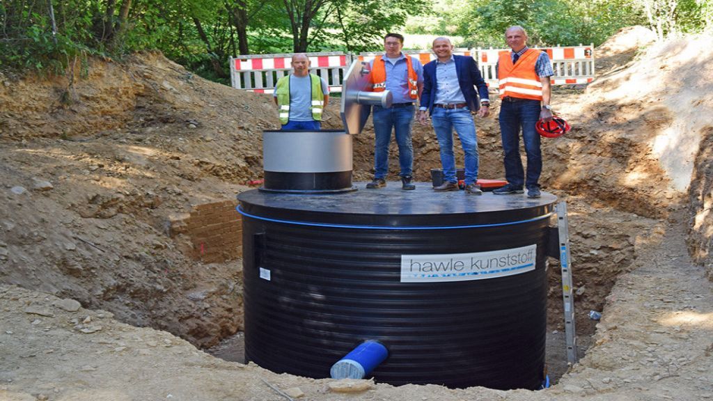 Freuten sich gemeinsam über den gelungenen Einbau des neuen Kunststoffschachts (von links): Jörg Sommer, Bigge Energie, Jörg Immekus, Leiter des Fachbereichs Netzbetrieb Gas, Wasser, Wärme bei Bigge Energie, Roman Baumhof vom Lieferanten Ebero Rheinland und Ingo Ehrhardt, Geschäftsführer bei Bigge Energie. von © BIGGE ENERGIE