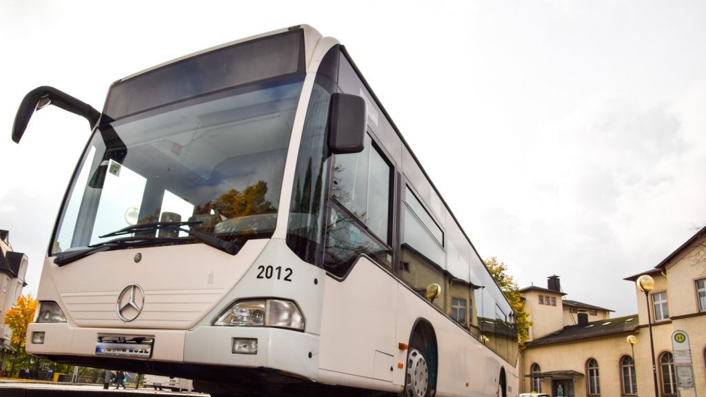 Der DGB fordert vergünstigte Tarife bei Bus und Bahn für Auszubildende. von Symbol Prillwitz