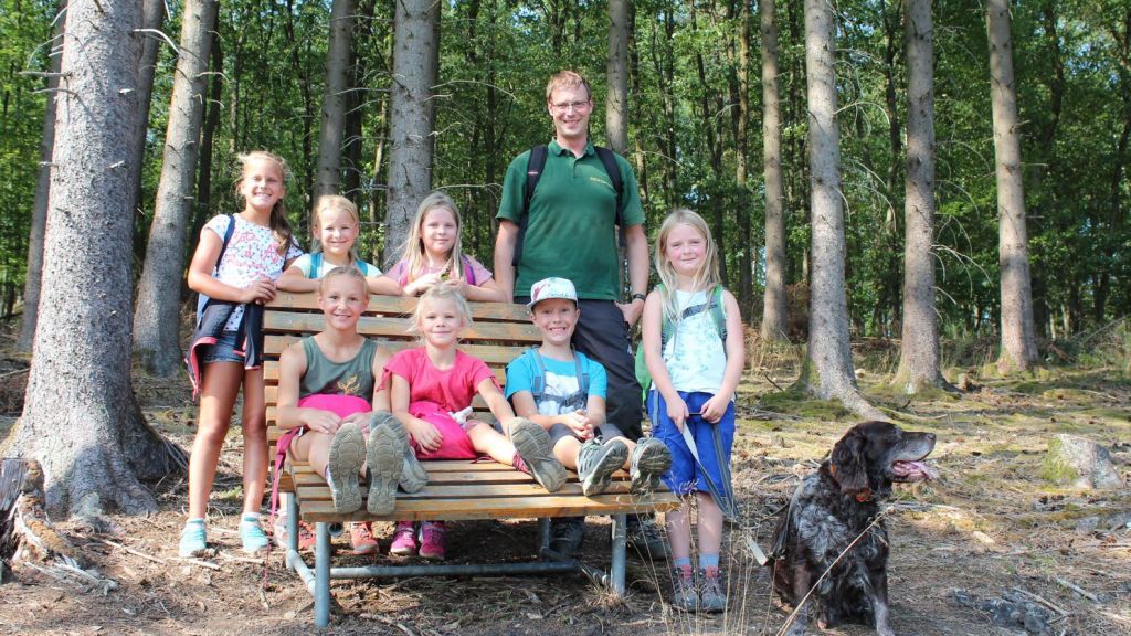 Gemeinsam mit dem Förster erlebten die kleinen Forscher spannende Stunden im Wald. von privat