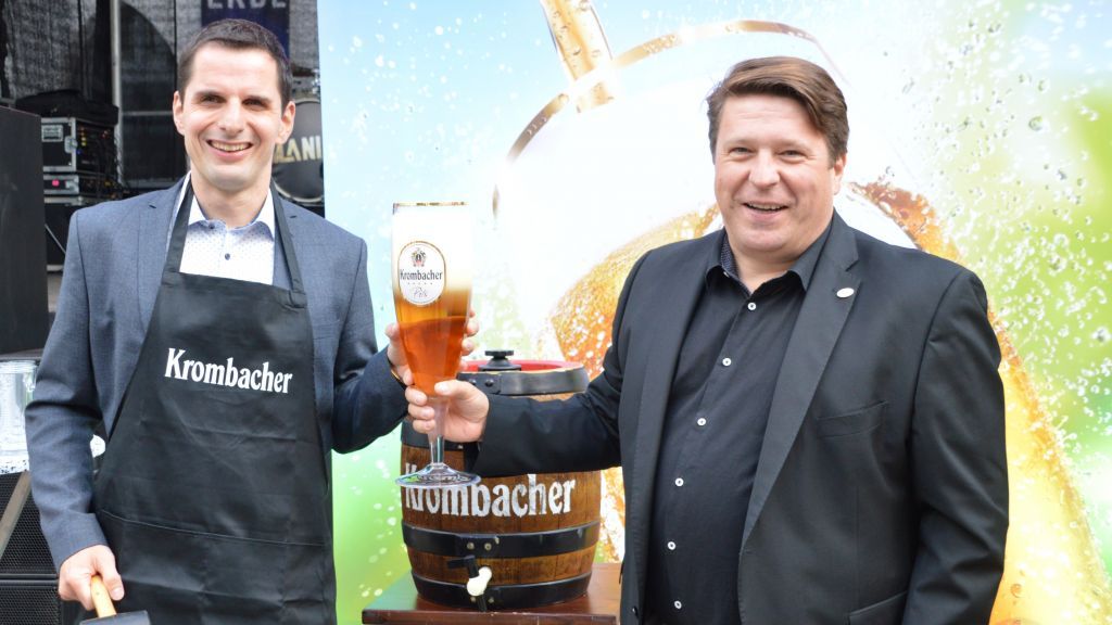 Bürgermeister Christian Pospischil (links) und Jens Selter von der Krombacher Brauerei schenkten nach dem Fassanstich jedem, der wollte, ein Freibier ein. von Barbara Sander-Graetz