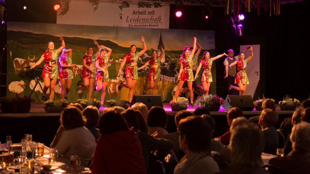Auf der Bühne der Vier-Jahreszeiten-Halle in Drolshagen werden Tänze und Sketche aufgeführt. von Kevin Bischof