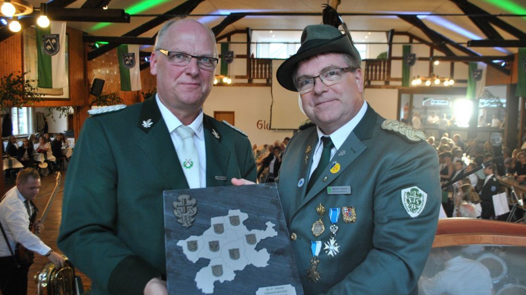 Georg Schmitt-Degenhardt, Vorsitzender der Serkenroder Schützen (links), nahm die Ehrung des Sauerländer Schützenbundes (SSB) aus den Händen von Bundesgeschäftsführer Wolfram Schmitz entgegen. von privat