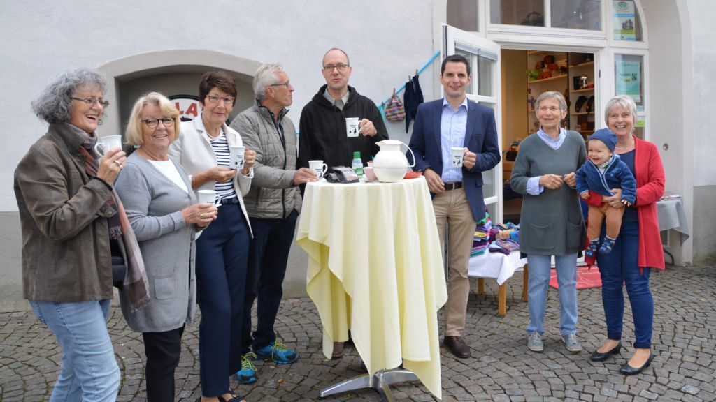 Bürgermeister Christian Pospischil (3. von rechts) wirkte nicht nur im Verkauf mit, sondern genoss auch mit den Kunden und Mitarbeitern eine Tasse "Bellebaums Traum". von Barbara Sander-Graetz