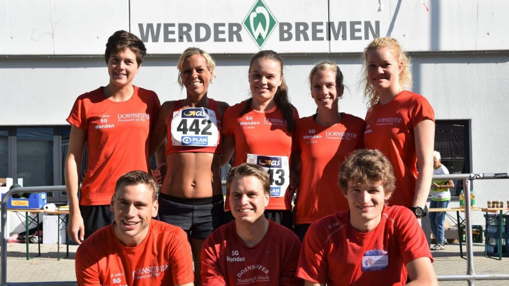 Christl Dörschl (hintere Reihe, 2. von links) von der SG Wenden gewann in Bremen DM-Gold über zehn Kilometer. von SG Wenden