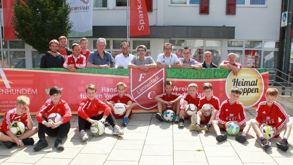„Handel für den Verein und Verein für den Handel“: Der Aktionsring und der FC Lennestadt als Stellvertreter für alle Vereine hatten am Samstag, 8. September, zu einem bunten Fußball-Nachmittag auf den Altenhundemer Marktplatz eingeladen. von Kerstin Sauer