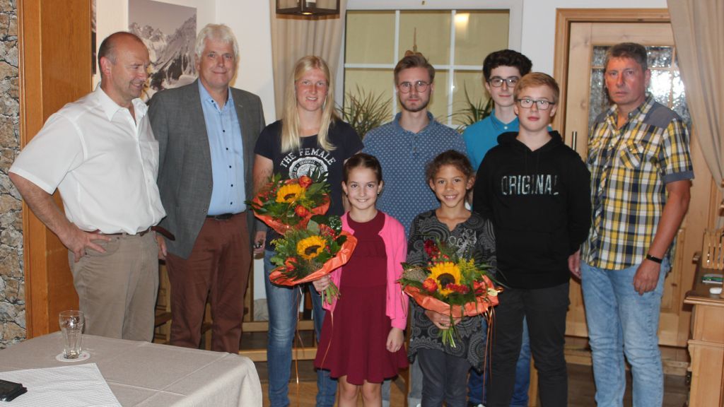 Kirchhundems Bürgermeister Andreas Reinéry (links) gratulierte den ausgezeichneten Sportlern ebenfalls und sagte den Vereinen im Gemeindegebiet Unterstützung zu. von privat