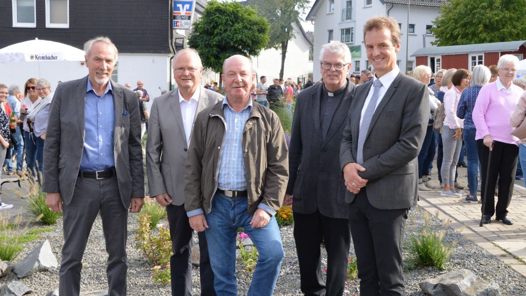 Kunibert Kinkel, Peter Brüser, Hubertus Halbe, Pfarrer Michael Kleineidam und Bernd Clemens (von links) bei der Einweihung. von Barbara Sander-Graetz