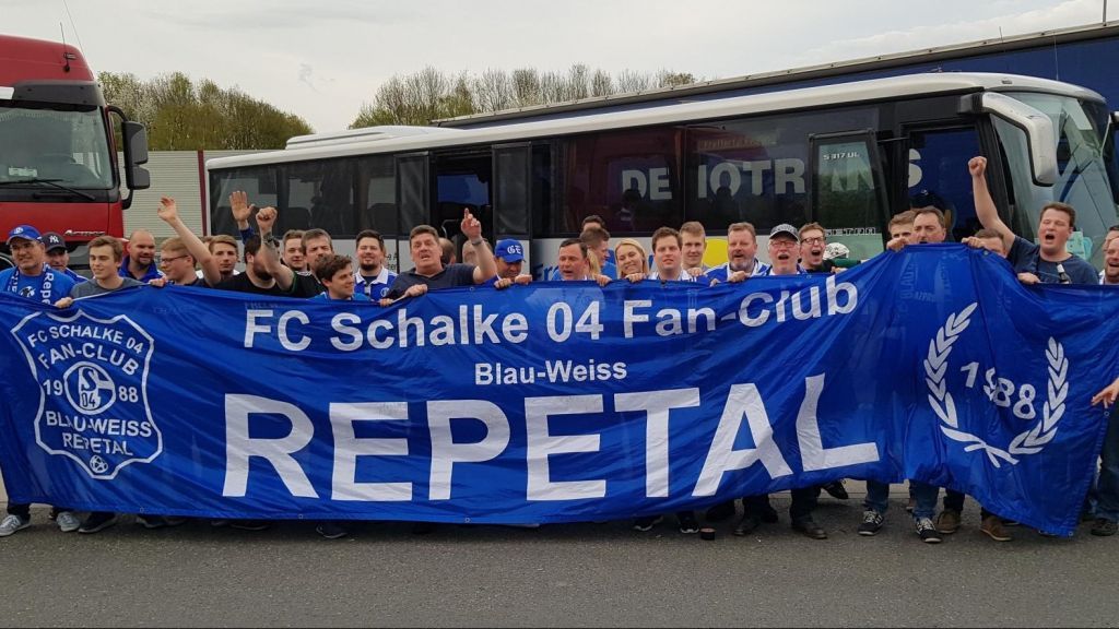 Die Mitglieder des Fan Clubs „Blau-Weiss Repetal“ auf dem Weg zum Revier-Derby in Gelsenkirchen. von privat