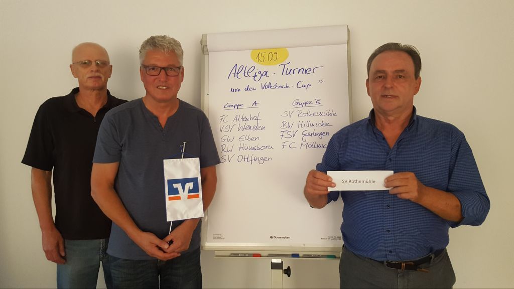 Siegmar Breuer und Johannes Solbach von der Altliga SV Rothemühle und den Vorsitzenden des Gemeindesportverbands, Lambert Stoll mit dem Ergebnis der Auslosung. von privat