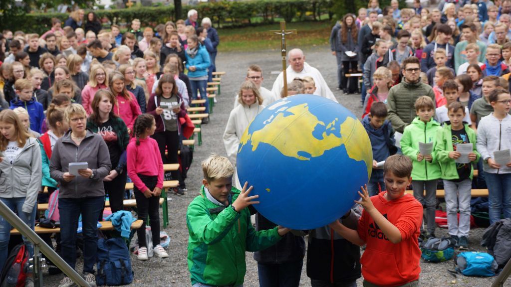 Ein großer Erdball symbolisierte im Gottesdienst die Gefährdung unseres Planeten. von Gymnasium Maria Königin