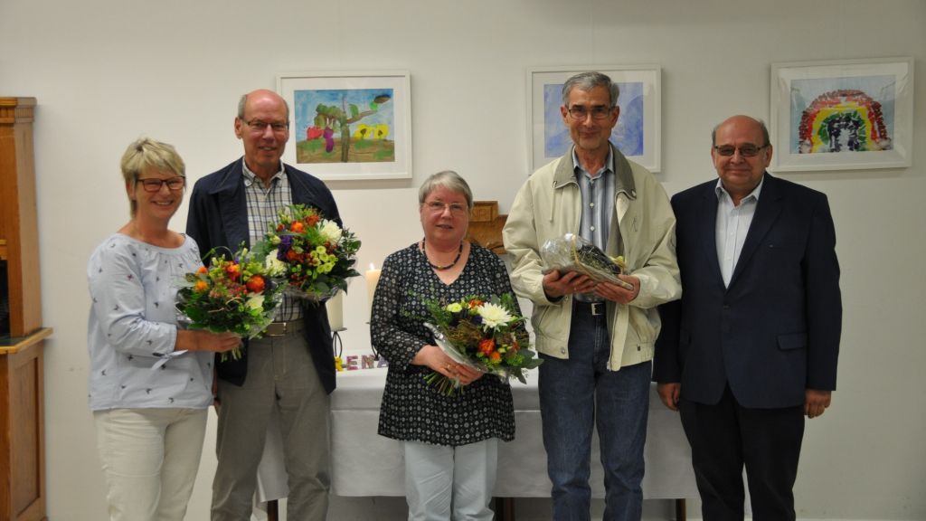 Mit einem Blumenstrauß bedankte sich Wolfgang Dröpper (rechts) bei Andrea Hormes, Harald Froelich, Margret und Horst Krüger (von links). von privat