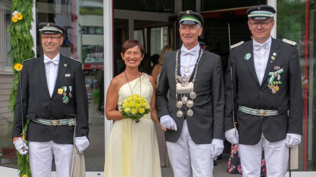 Das amtierende Königspaar Gisbert und Sabine Thöne repräsentiert den Schützenverein Altenhundem beim Kreisschützenfest in Grevenbrück. von Nils Dinkel