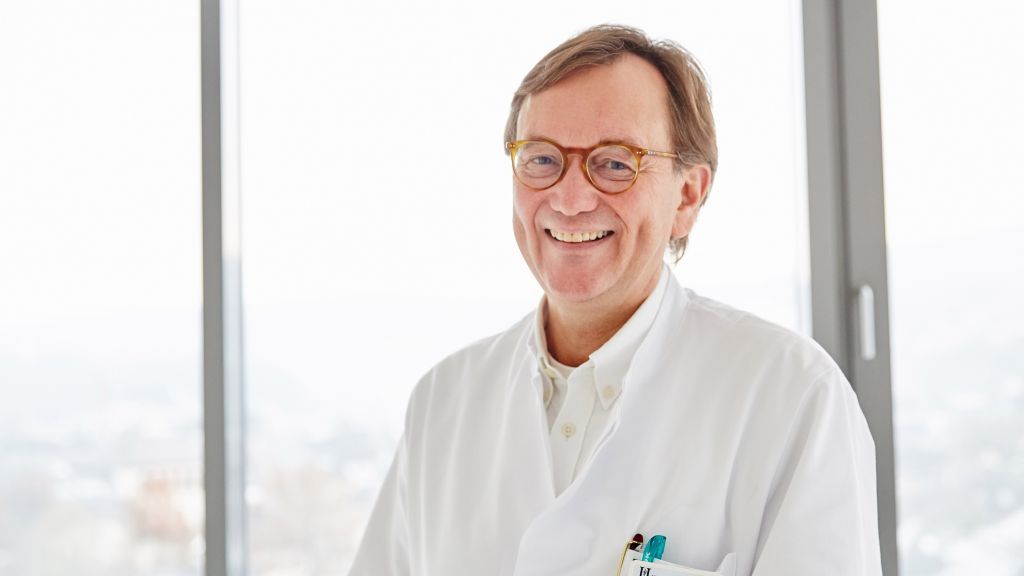 Dr. med. Klaus Friedhoff, Chefarzt Allgemein- und Viszeralchirurgie, klärt über den Ultraschall auf. von Kathrin Menke