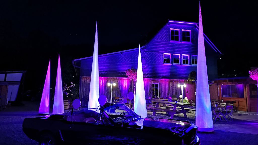 Esta Loca sorgt auch für das richtige Licht bei Ihrer Hochzeitslocation. von Esta Loca