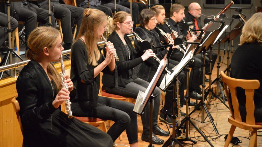 50 junge Musiker des Jugendsinfonieorchesters der Musikschule Lennetal präsentierten ihr Können. von Barbara Sander-Graetz