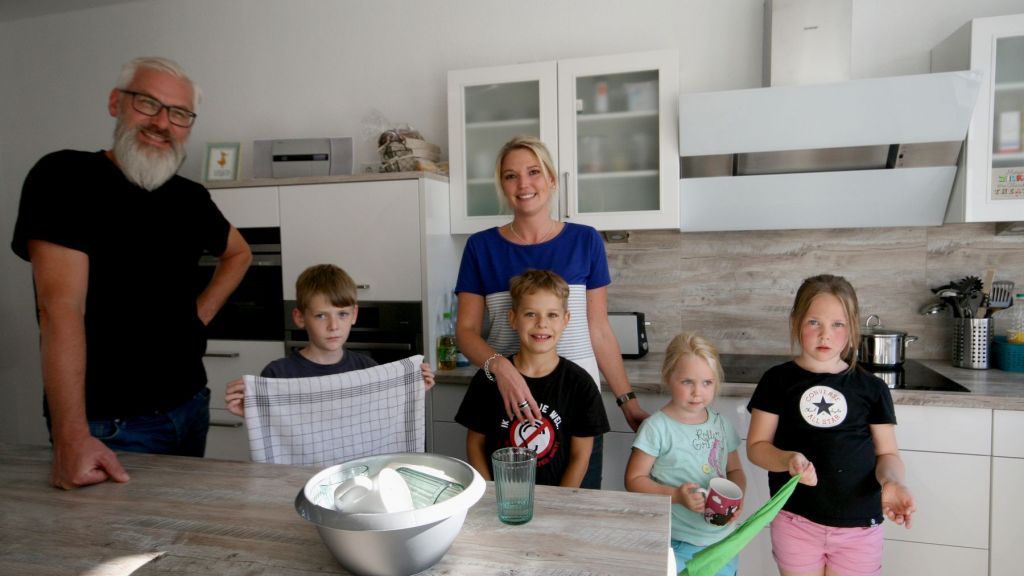 In der der Küche mit Essraum müssen die Kinder schon mal mit anpacken. von Rüdiger Kahlke