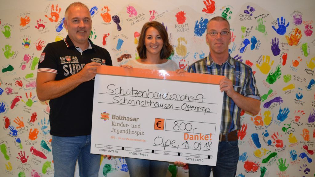Dirk Tenhaken (links) und Mike Schmitte (rechts) überreichten jetzt einen Scheck über 800 Euro an Lisa-Marie Vetter vom Kinderhospiz. von Barbara Sander-Graetz