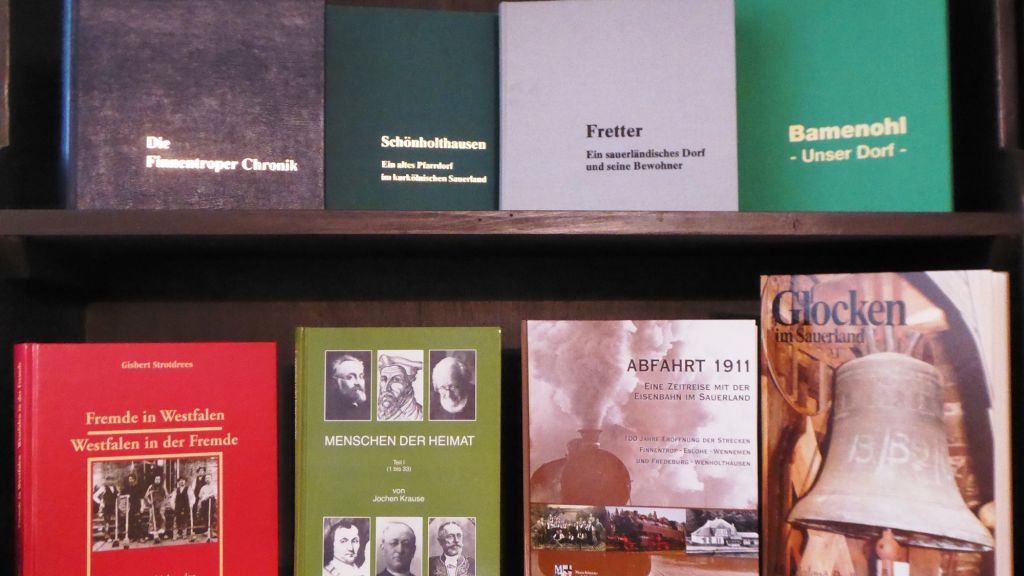Nur eine kleine Auswahl aus dem Angebot des Heimatbundes Gemeinde Finnentrop an antiquarischer Heimatliteratur. von Doris Kennemann