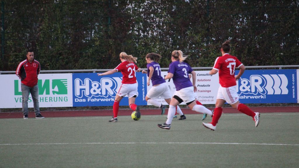 Sophie Gunkel, Nummer 21 in Rot, stoppt einen Angriff des SC Drolshagen. von privat