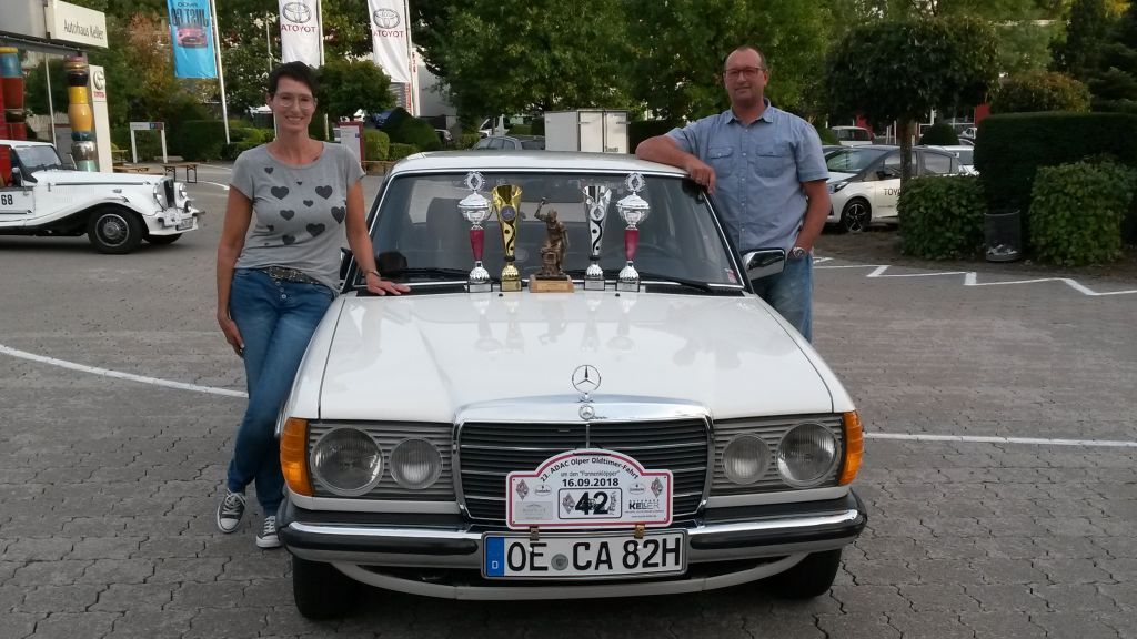 Die Gewinner: Christoph und Anke Schulzke aus Olpe mit ihrem Mercedes Benz. von privat