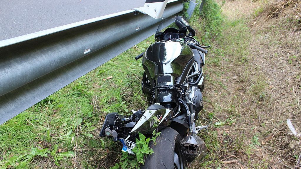 Das beschädigte Motorrad am Lenscheid. von Kreispolizeibehörde Olpe