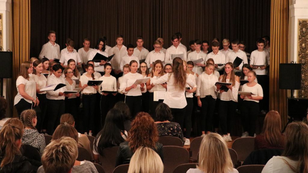 Die Schüler des Städtischen Gymnasiums Olpe haben das neue Schuljahr mit einem Konzert eröffnet. von privat