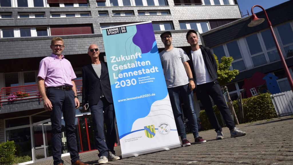 Haben die zweite Phase des Projekts „Lennestadt 2030“ eingeläutet: (von links) Martin Steinberg (Stadt Lennestadt), Prof. Dr. Rainer Zimmermann (Hochschule Düsseldorf) sowie Tim Sluiters und Robin Hartschen (Agentur nexd). von Sven Prillwitz