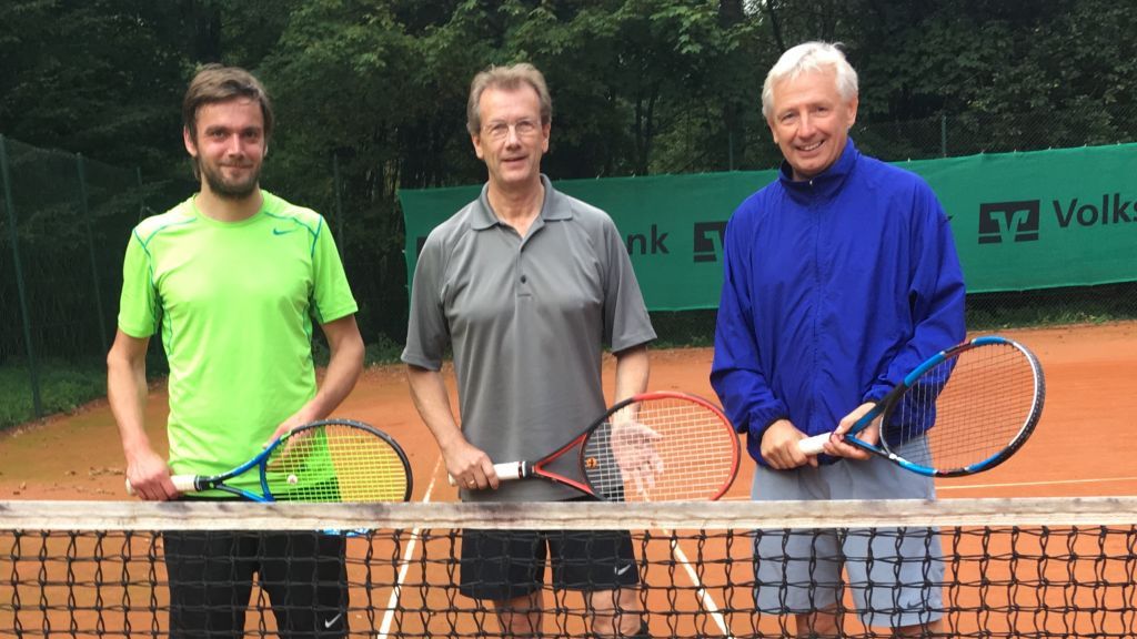 Das Foto zeigt die Finalteilnehmer der Herren-Konkurrenz: Vizemeister Meik Finke, Drittplatzierter Dr. Rolf Hengstenberg, Clubmeister Alfred Schulte (von links). von privat