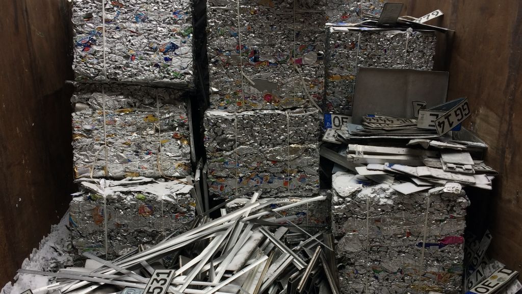 2860 Kilogramm Aluminium wurden von Schülern in einen Container der Firma Hufnagel geladen. von privat