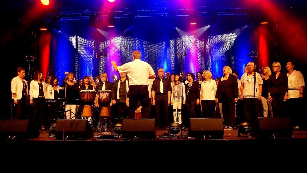 Der Chor „Just For Fun“ tritt zum 150-jährigen Jubiläum der Evangelischen Kirche in Altenhundem auf. von privat