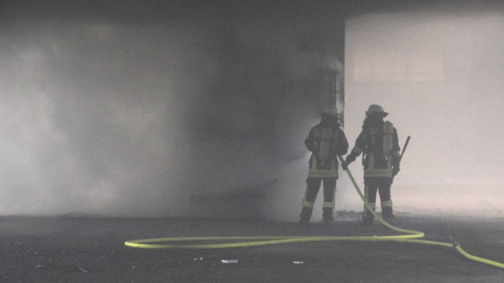 Einsatzkräfte im verrauchten Gebäude. von Feuerwehr Attendorn