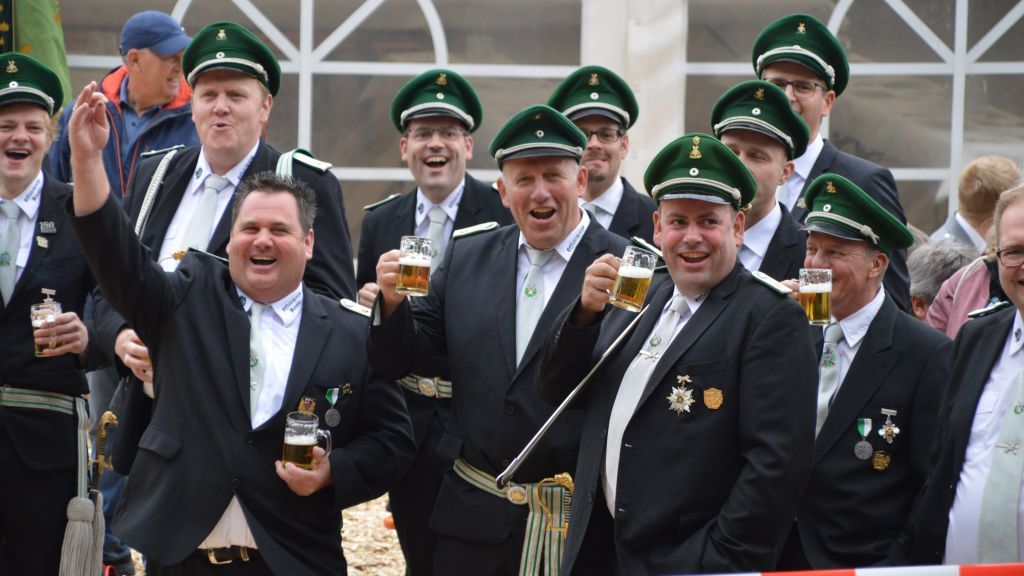Auch ohne Festug wird heute in Grevenbrück gefeiert. von Barbara Sander-Graetz