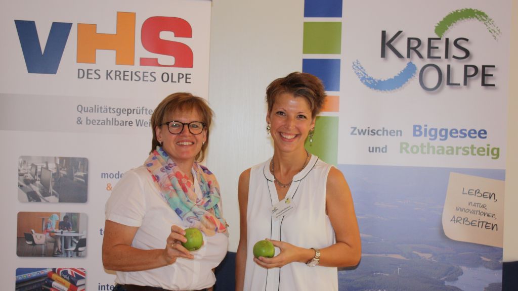 Mit gesunden Äpfeln luden Catrin Stockhecke-Meister (links) und Verena Hoffmann zum Gesundheitstag ein. von Kreis Olpe