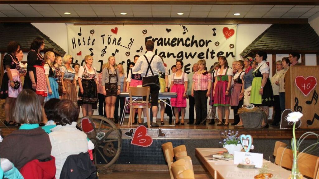 Der Frauenchor „Klangwelten“ lädt zum Oktoberfest nach Ennest ein. von privat