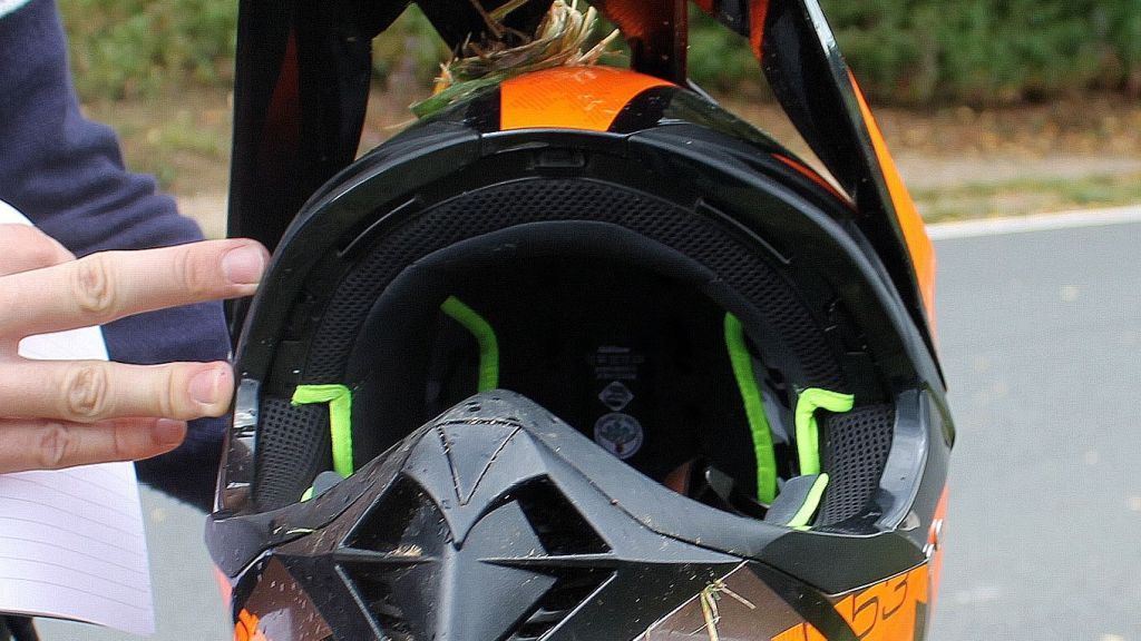 Der beschädigte Helm. von Kreispolizeibehörde Olpe