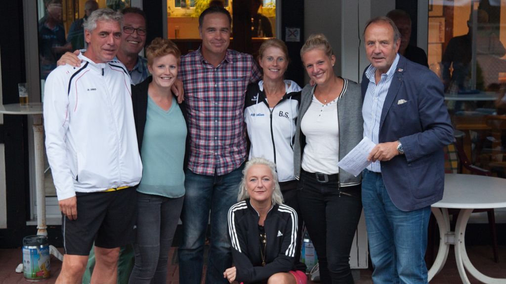 Die Sieger Mixed Seiffarth/Waschke und die Zweitplatzierten Mixed Wenzel/Plassmann mit der Turnierleitung. von privat