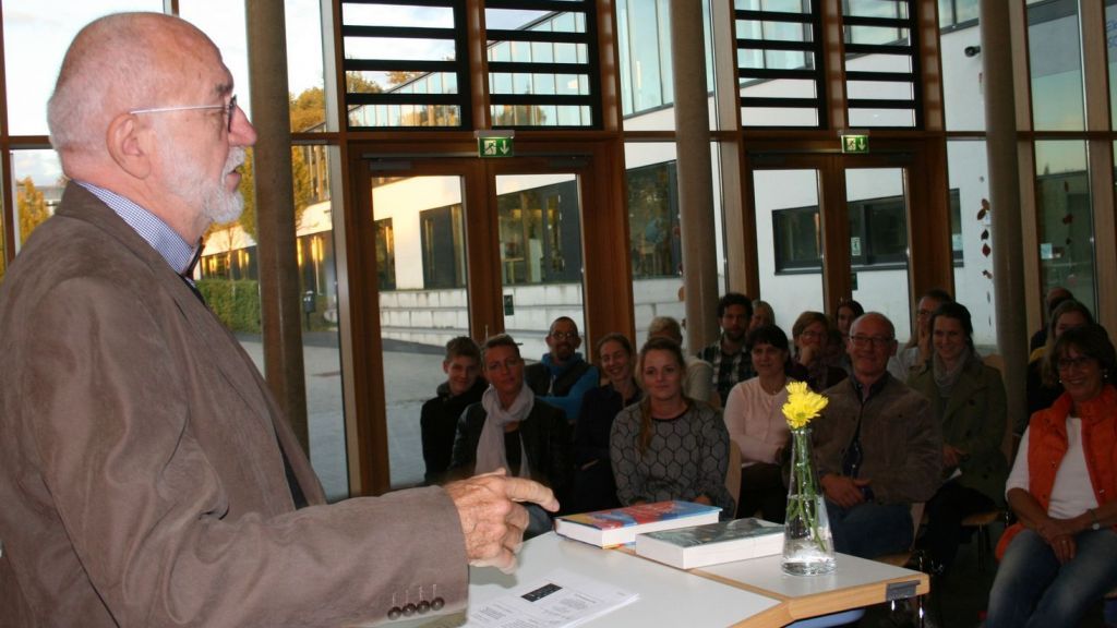 Prof. Ernst Peter Fischer hielt seinen Vortrag "Die Verzauberung der Welt" an der Sekundarschule in Olpe. von Rüdiger Kahlke