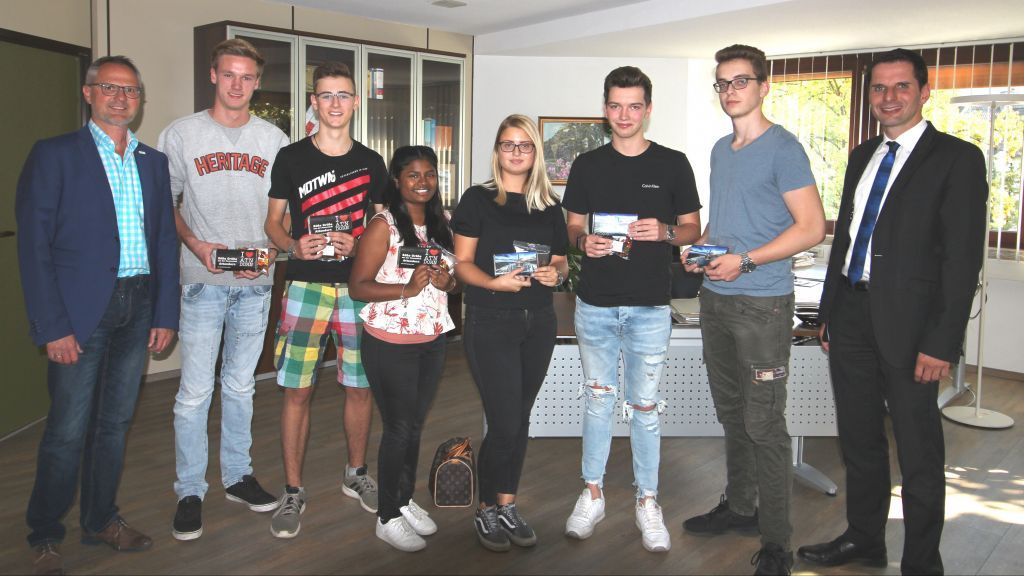 Mit einer süßen Überraschung begrüßte die Hansestadt Attendorn die neuen Auszubildenden und „Bufdis“ im Rathaus. Von links: Personaldezernent Christoph Hesse, Maximilian Vogt, Nicolas Jäschke, Anne Lütticke, Lea Skoro, Nicolas Kemmerich, Sebastian Graumann und Bürgermeister Christian Pospischil. von Hansestadt Attendorn