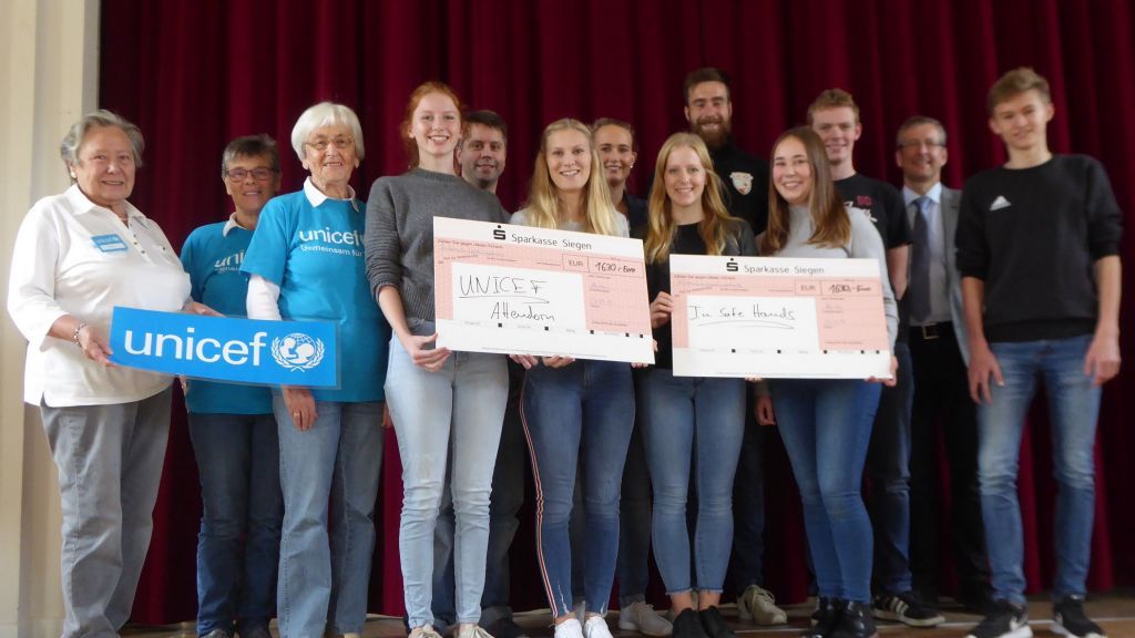 Den Erlös eines Sponsorenlaufs in Höhe von 3260 Euro übergab die SV des St.-Ursula-Gymnasiums an Unicef und „In safe hands“. von privat