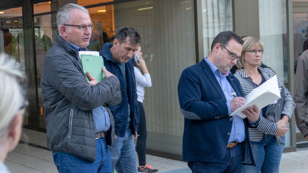 Als Vertreter der Stadt Lennestadt waren unter anderem Peter Quinke (links) und Karsten Schürheck bei der Bürgerversammlung vor Ort. von Nils Dinkel