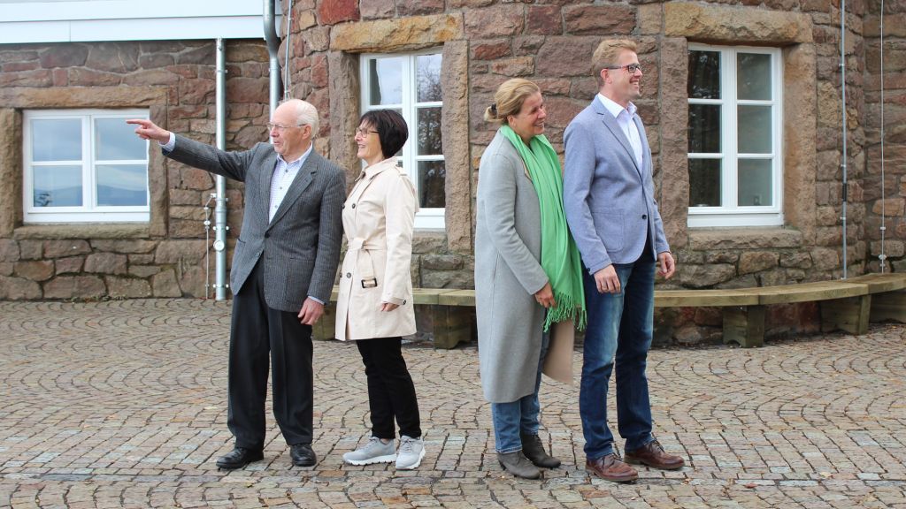 Blick zur Herkunft und zur Zukunft: (von links) Günther Becker (Stadtheimatpfleger), Susanne Kues-Gertz (Gemeinde Kirchhundem), Susanne Falk (Kreisheimatpflegerin) und Martin Steinberg (Stadt Lennestadt). von privat