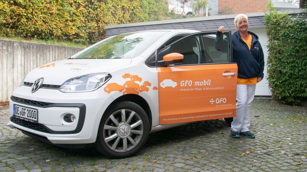 Iris Henrichs liebt ihren Job: Sie arbeitet als Pflegefachkraft. von Christine Schmidt