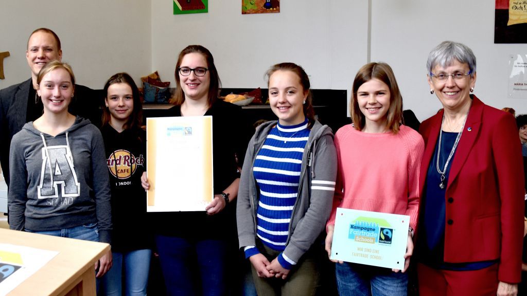 Martin Simon vom Verein „TransFair“ überreichte den Schülern sowie Lehrerin  Margarete Kubiak die Urkunde zur „Fairtrade-School“. von privat