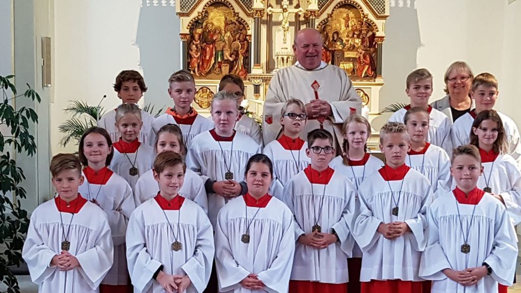 Im Oene-Elspe-Tal wurden 15 neue Messdiener aufgenommen. von privat