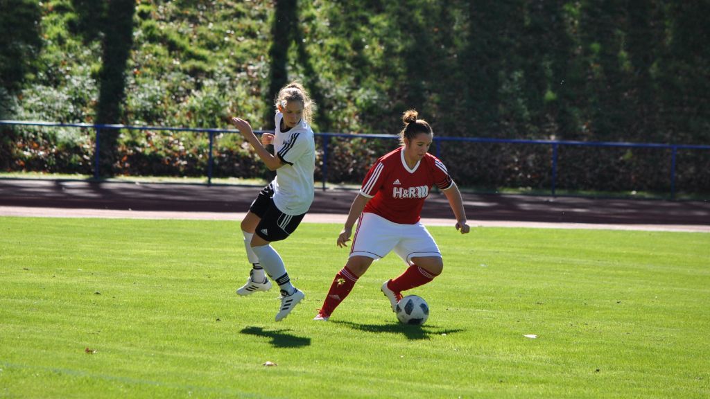 Die zweifach Torschützin Jackie Gutwein umspielt ihre Hagener Gegenspielerin. von privat