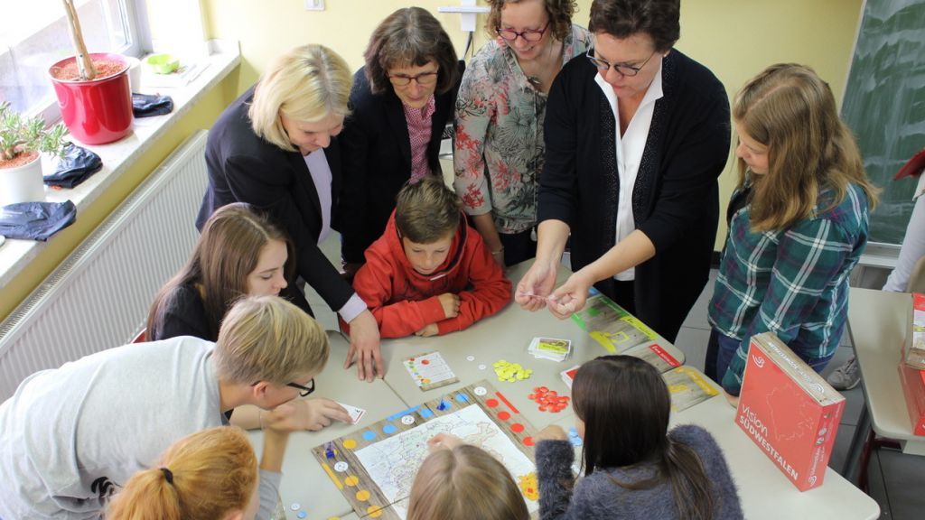 Mit dem neuen Gesellschaftsspiel "Vision Südwestfalen" der Südwestfalen Agentur haben Schüler die Möglichkeit, die Region in all ihren Facetten besser kennenzulernen und sie spielerisch mitzugestalten. von Südwestfalen Agentur GmbH