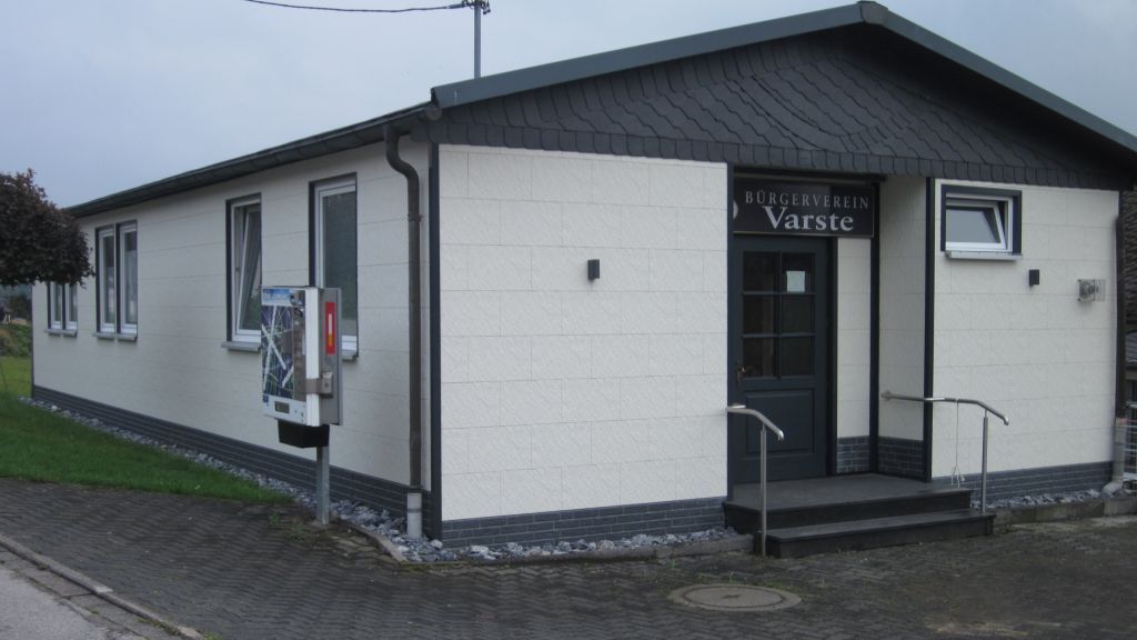 Die Außenfassade der Dorfgemeinschaftshalle in Kirchhundem-Varste wurde mit Unterstützung des Energieunternehmens innogy erneuert. von privat