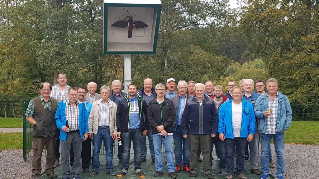 Die Windhauser Könige trafen sich jetzt an der neuen Vogelstange, um einen neuen internen Regenten zu ermitteln. von privat