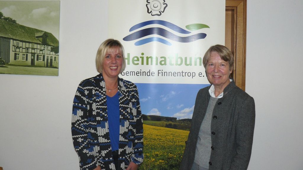 Doris Kennemann, Vorsitzende des Heimatbundes Gemeinde Finnentrop, und Kassenführerin Mechthild Sieg wurden für weitere vier Jahre in ihren Ämtern bestätigt (von links). von privat