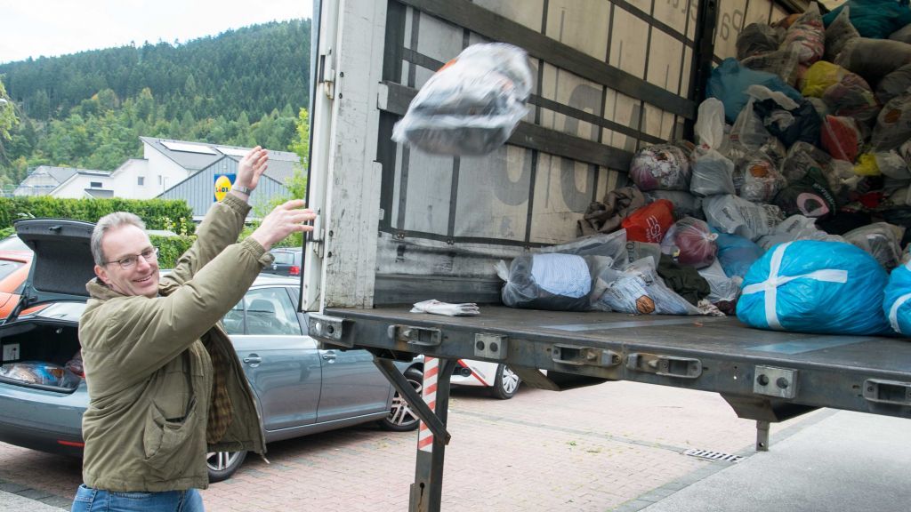 Alljährlich sammeln die Freiwilligen der Kolpingsfamilie Altkleider ein. von Nils Dinkel